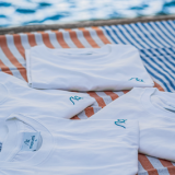 marumi shirts auf strandtuch